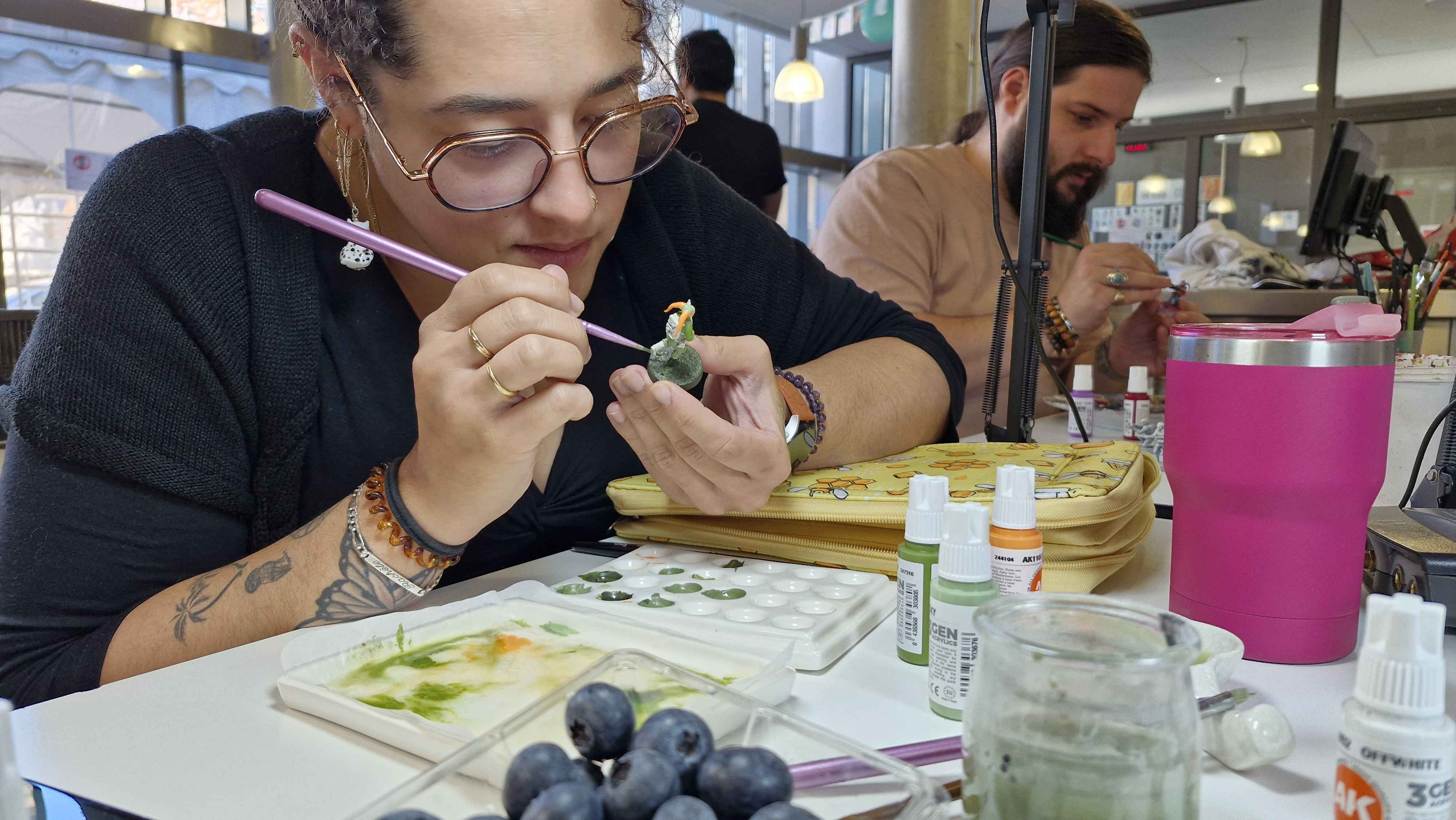 Un atelier peinture avec les adherents